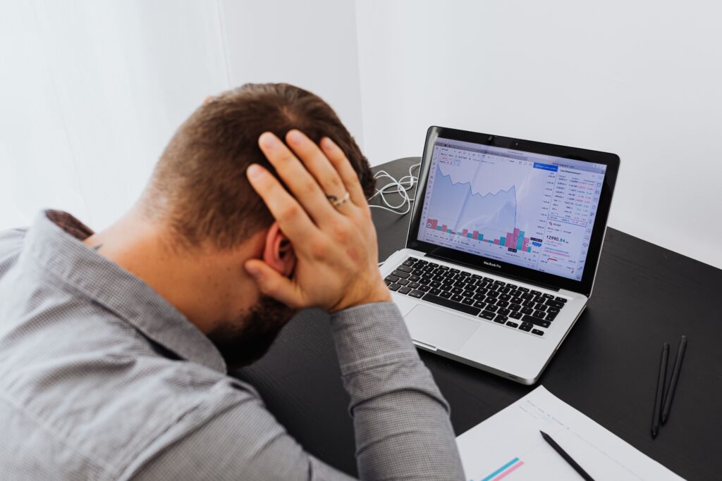 صاحب مشروع صغير محبط يبحث عن كيفية التسويق الالكتروني لزيادة مبيعاته